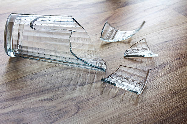 ガラスの捨て方５選｜割れたガラスの正しい捨て方や注意点も